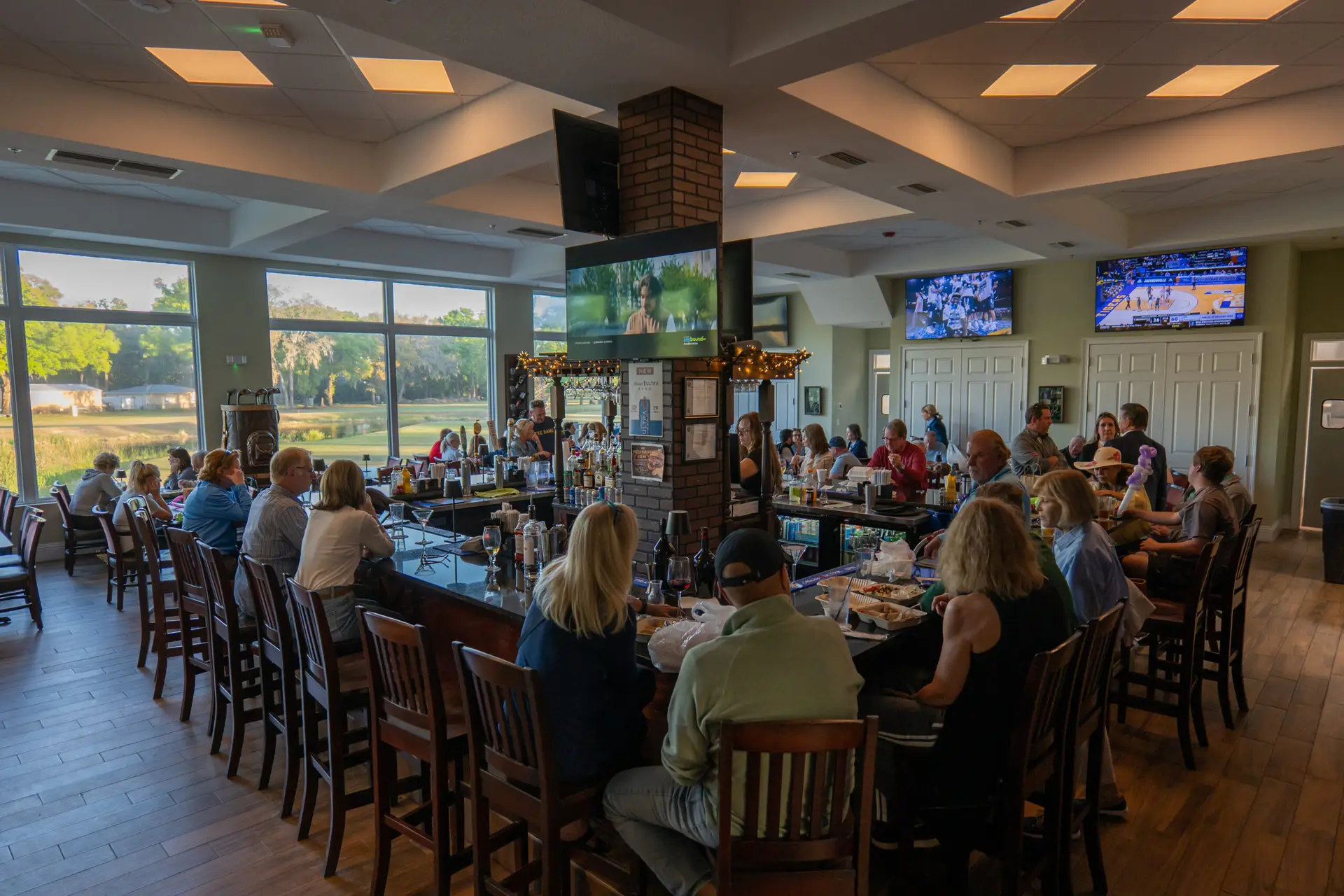 A full dining room at Sweetwater Golf & Country Club